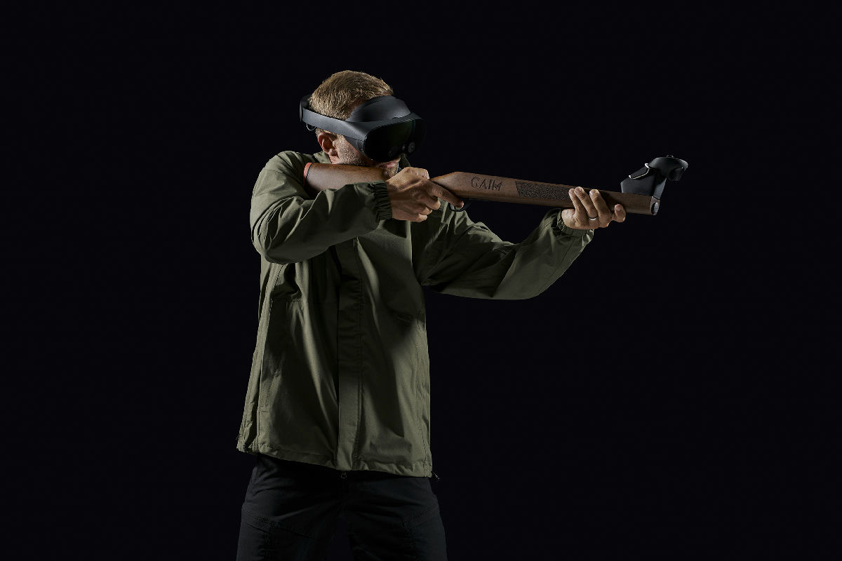 Schütze im Anschlag mit VR-Brille und GAIM-Gewehrschaft
